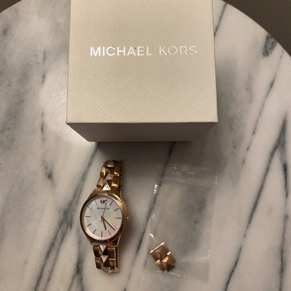 Michael Kors Rose gold watch - Picture 2 of 3